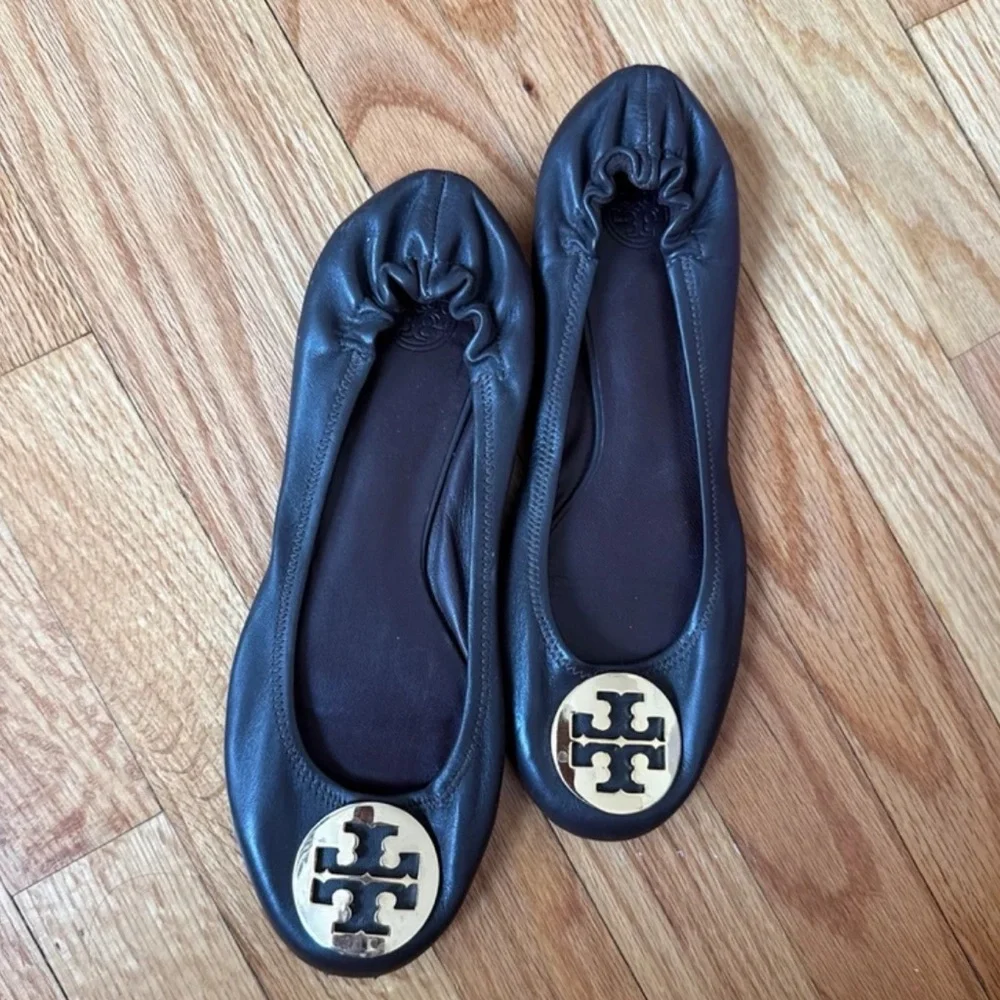 Tory Burch Black Leather Flats with Gold Logo - Picture 6 of 12